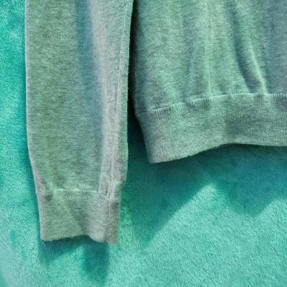 Gap grey button up V-neck sweater made with silk size medium - Picture 9 of 9